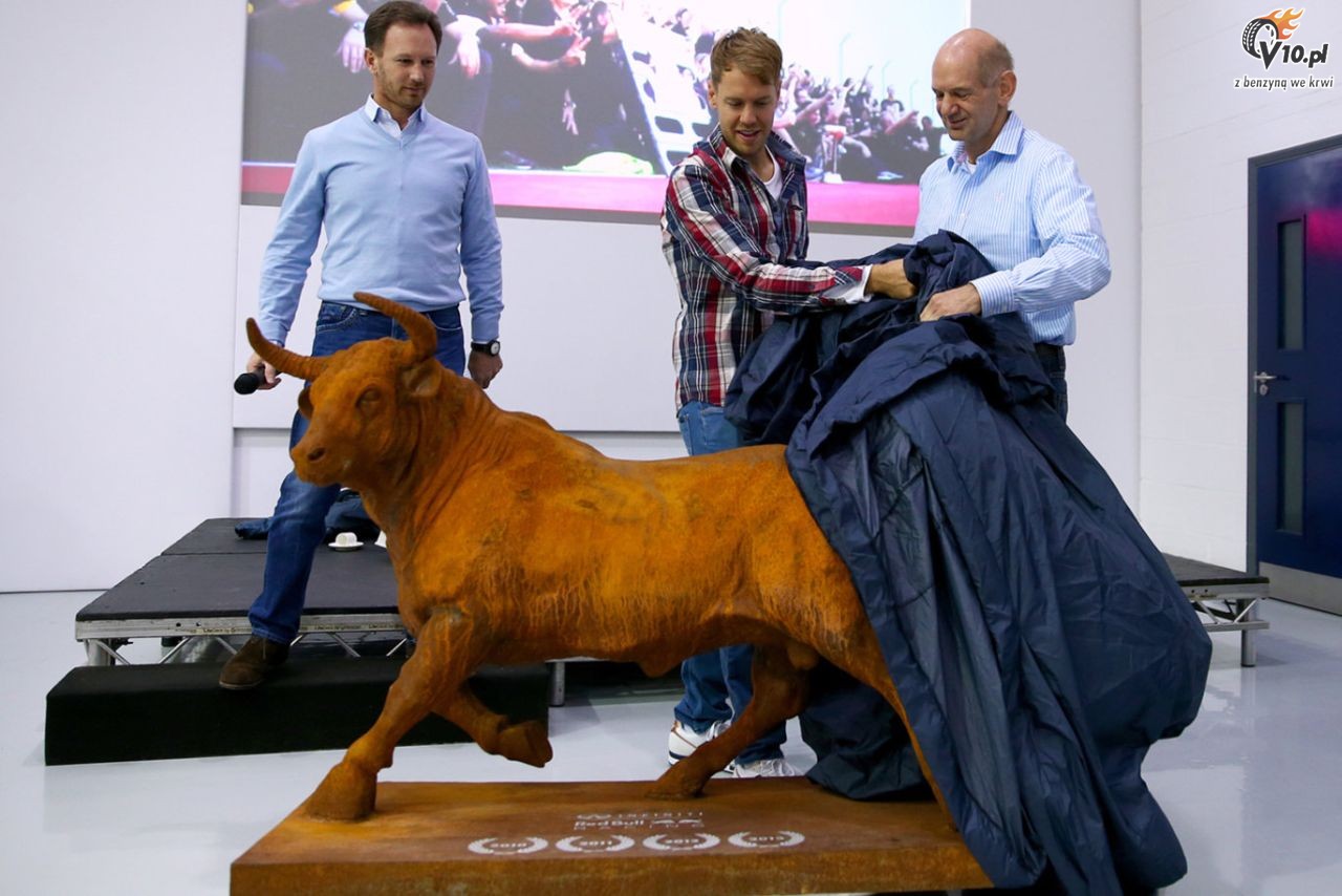 Vettel dosta� czerwone k�piel�wki od Red Bulla na po�egnanie
