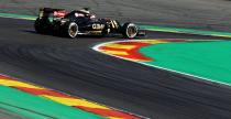 Grosjean paka ze szczcia po eksplozji opony Vettela