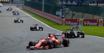 Grosjean paka ze szczcia po eksplozji opony Vettela