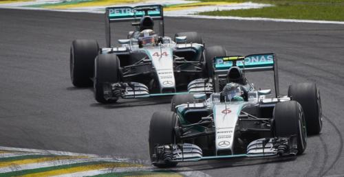 Hamilton narzeka na jednakowe strategie Mercedesa dla obu kierowcw