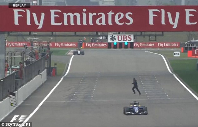GP Chin: Szaleniec na torze chcia pojecha bolidem Ferrari