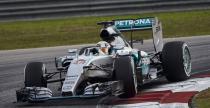 Hamilton zaprzecza, e zosta zablokowany przez Rosberga