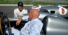 Hamilton i Stirling Moss w klasycznych bolidach Mercedesa na torze Monza