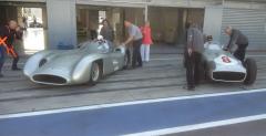 Hamilton i Stirling Moss w klasycznych bolidach Mercedesa na torze Monza