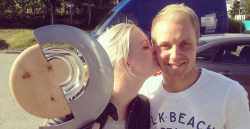 Bottas zaręczony z pływaczką Emilią Pikkaraisen