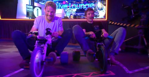 Button w wyścigu rowerkami trójkołowymi