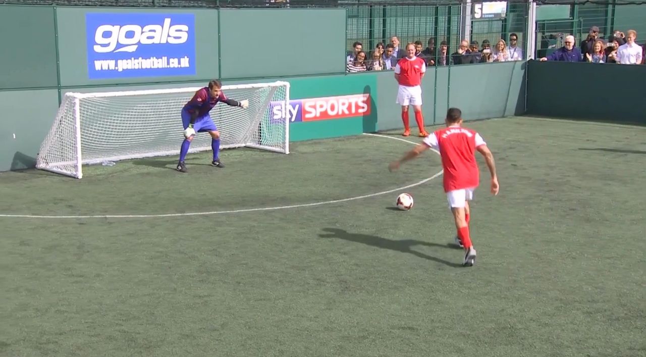Lewis Hamilton vs Thierry Henry w meczu pikarskim