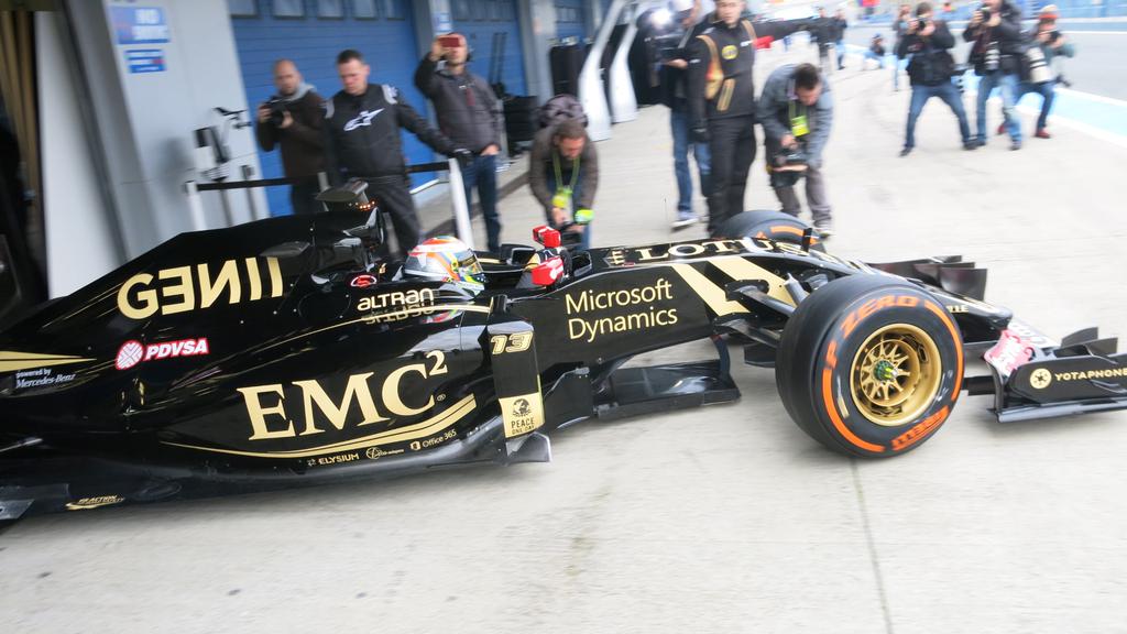 Bolid Lotusa ruszył na tor