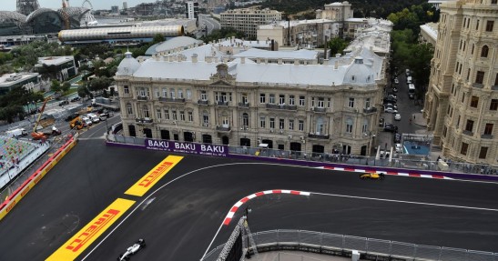 Tarka na torze w Baku masowo przecinała opony w bolidach F1