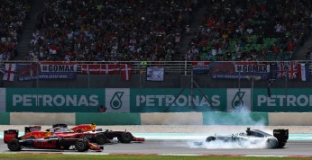 Vettel ukarany za kolizję z Rosbergiem na starcie