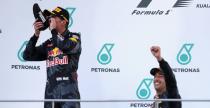 'Shoey' z buta Daniela Ricciardo na podium GP Malezji