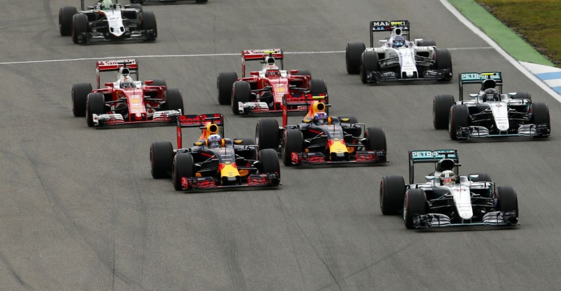 Horner radzi Hamiltonowi wstrzymywać Rosberga