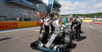 Mercedes odpowiada na teorie spiskowe o sabotowaniu Hamiltona