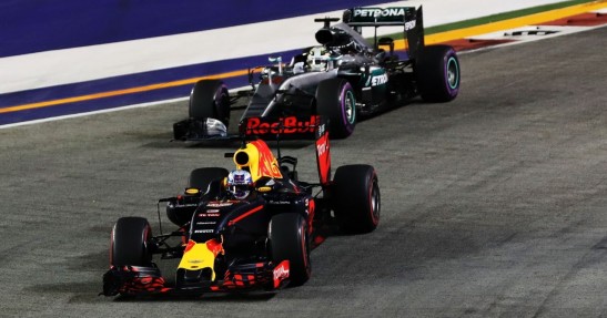 Horner radzi Hamiltonowi wstrzymywać Rosberga