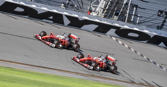 Vettel i Raikkonen przejechali się bolidami Ferrari po owalu Daytona