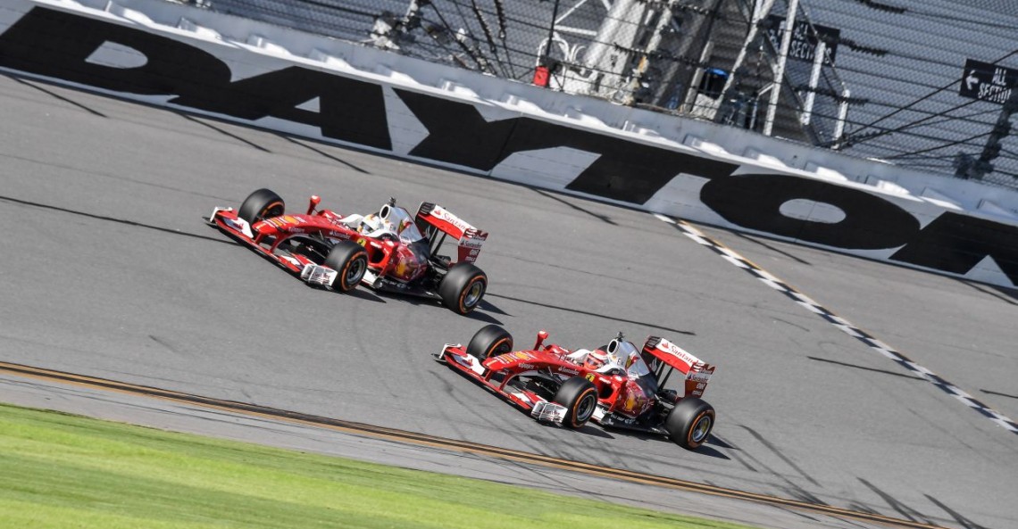 Vettel i Raikkonen przejechali się bolidami Ferrari po owalu Daytona