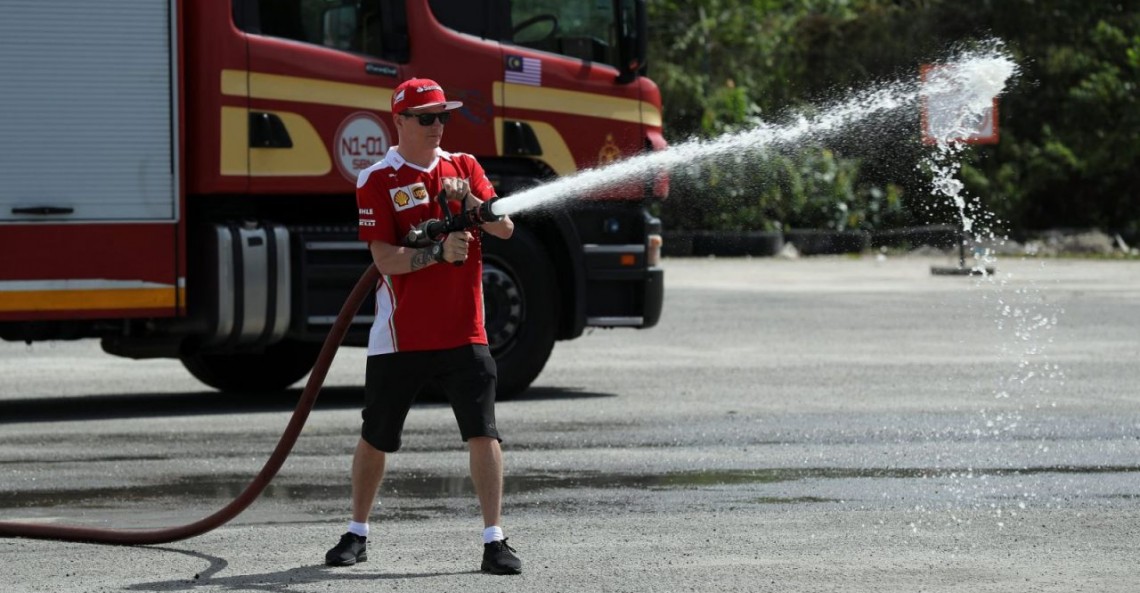 Kimi Raikkonen w roli strażaka