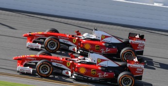 Vettel i Raikkonen przejechali się bolidami Ferrari po owalu...