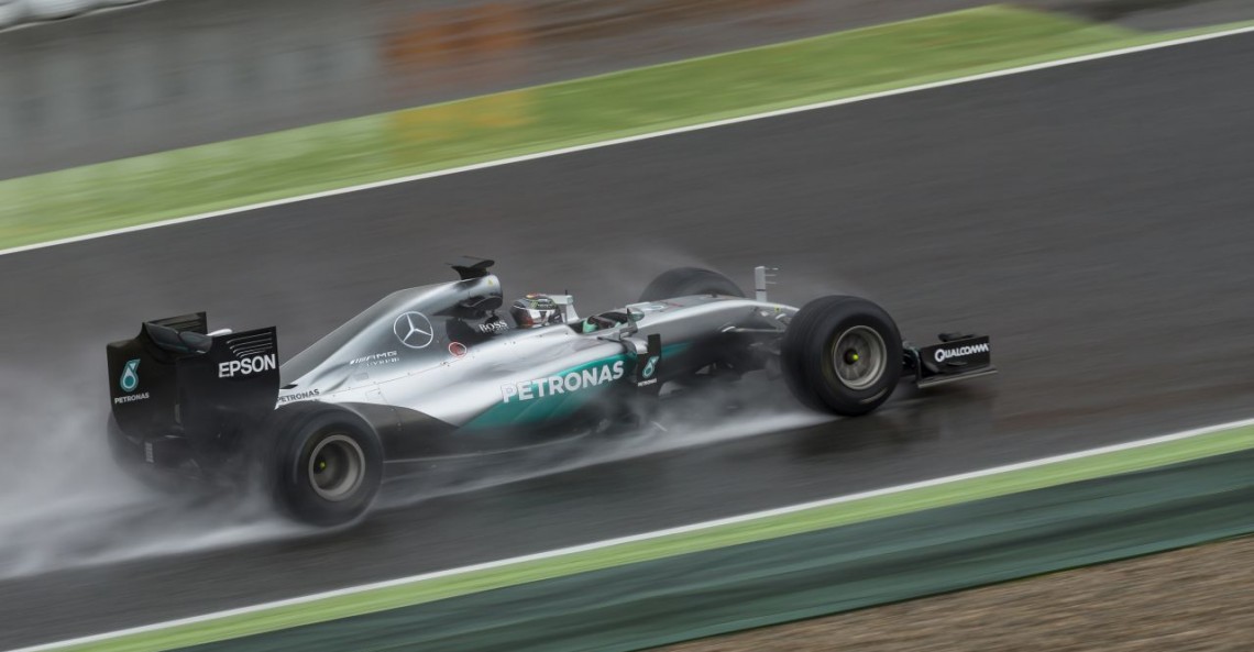 Rosberg testował szersze opony Pirelli, ale przeszkodziła mu pogoda