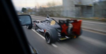 Bolidem F1 przez miasto (wideo)