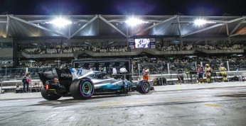 Bottas spalił gumę w garażu (wideo)