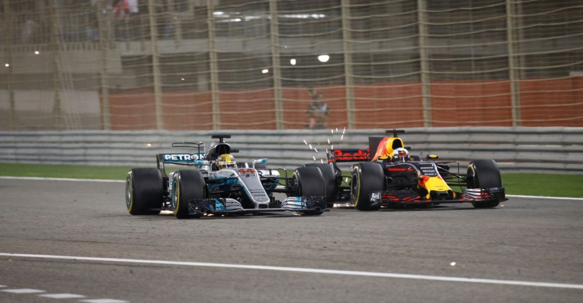 Hamilton bije się w pierś po zawinieniu ze spowalnianiem Ricciardo