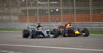 Hamilton bije się w pierś po zawinieniu ze spowalnianiem Ricciardo