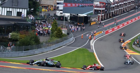 Hamilton zarzuca F1 manipulowanie wyścigiem przy pomocy samochodu bezpieczeństwa