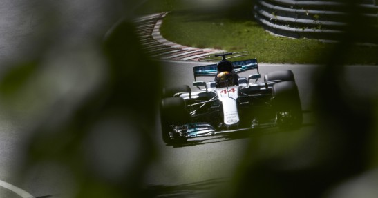 Hamilton ceni sobie otrzymany kask Senny bardziej niż jakiekolwiek trofea