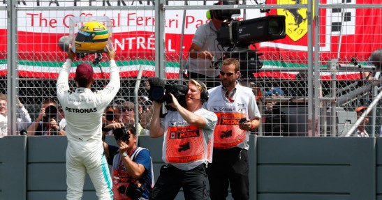 Hamilton ceni sobie otrzymany kask Senny bardziej niż jakiekolwiek trofea
