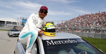 Hamilton ceni sobie otrzymany kask Senny bardziej niż jakiekolwiek...
