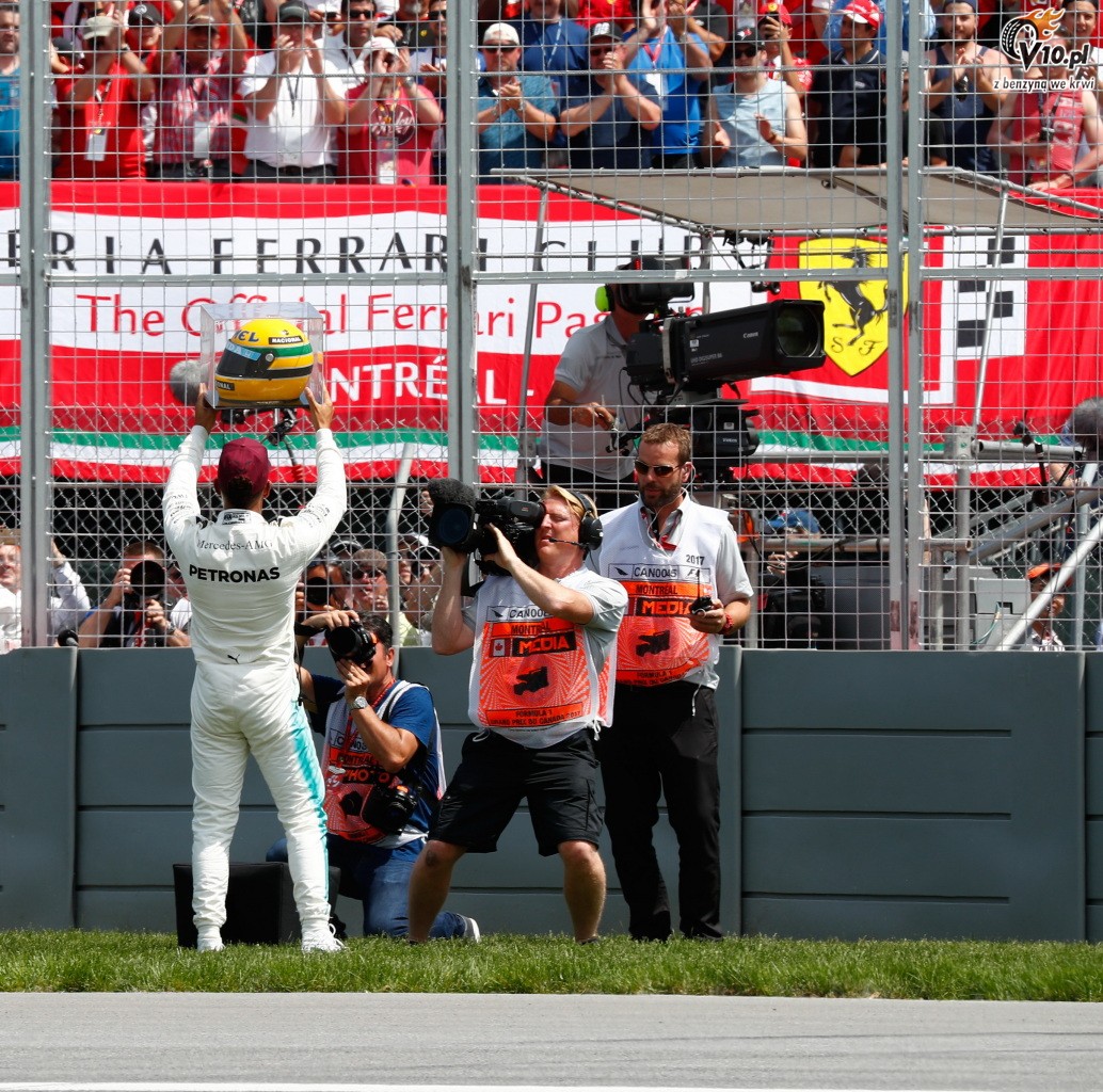 Hamilton ceni sobie otrzymany kask Senny bardziej ni jakiekolwiek trofea