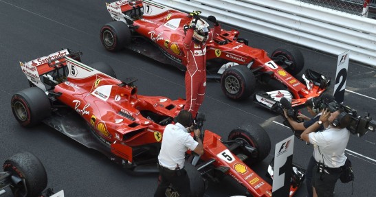 Hamilton pewny, że Vettel jest faworyzowany przez Ferrari