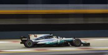 GP Singapuru - wyścig: Hamilton wygrywa po wielkim wypadku na starcie