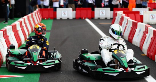 Kierowcy F1 ścigali się z piłkarzami na gokartach