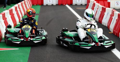 Kierowcy F1 ścigali się z piłkarzami na gokartach