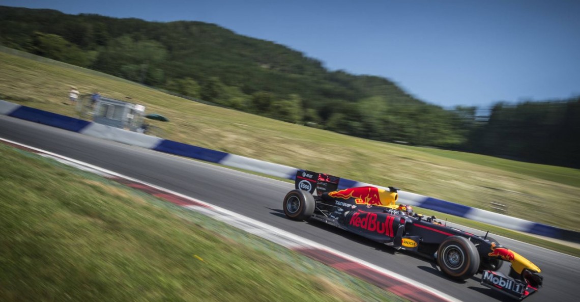 Ogier dosiada bolid F1