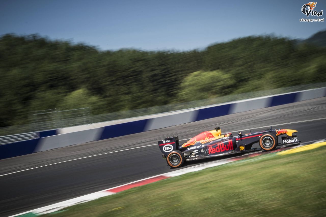 Ogier dosiada bolid F1