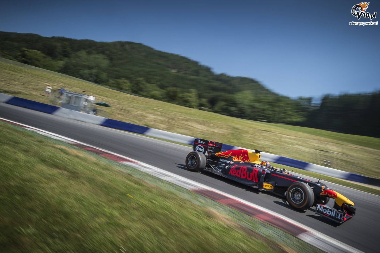 Ogier dosiada bolid F1
