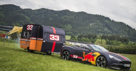 Verstappen i Ricciardo zdemolowali przyczepy kempingowe w nietypowym wyścigu
