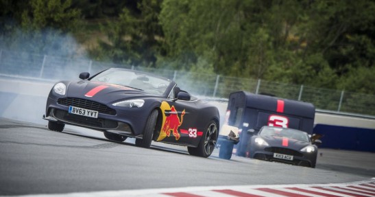 Verstappen i Ricciardo zdemolowali przyczepy kempingowe w nietypowym wyścigu