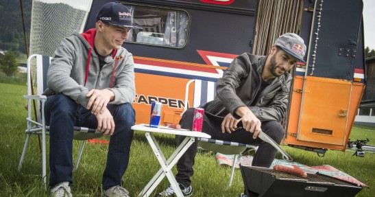 Verstappen i Ricciardo zdemolowali przyczepy kempingowe w nietypowym wyścigu