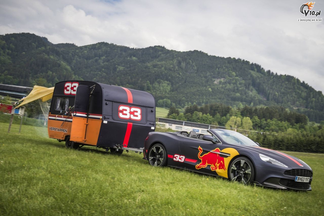 Verstappen i Ricciardo zdemolowali przyczepy kempingowe w nietypowym wycigu