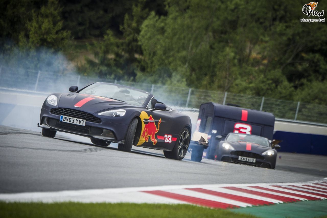 Verstappen i Ricciardo zdemolowali przyczepy kempingowe w nietypowym wycigu