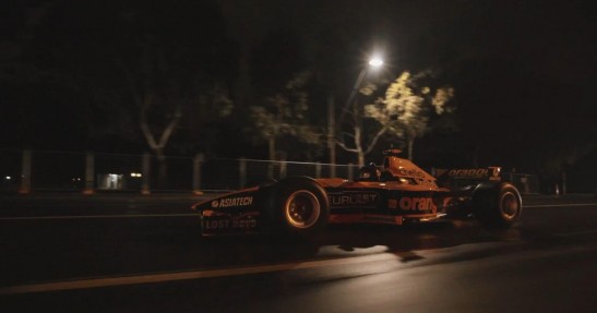 Historyczne bolidy F1 pędzą nocą po ulicach Adelajdy