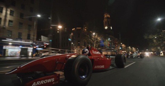 Historyczne bolidy F1 pędzą nocą po ulicach Adelajdy