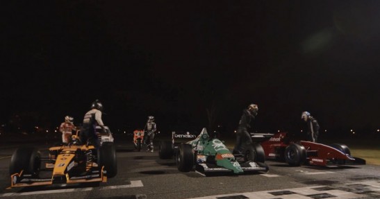 Historyczne bolidy F1 pędzą nocą po ulicach Adelajdy