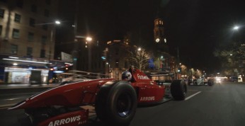 Historyczne bolidy F1 pędzą nocą po ulicach Adelajdy (wideo)