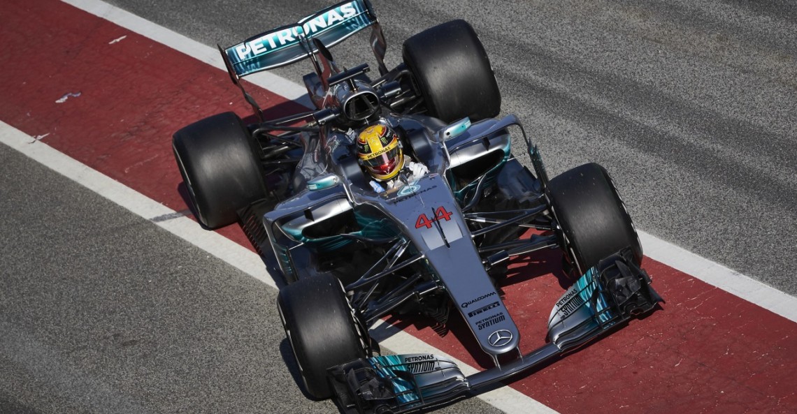 Hamilton poobijany po jeździe bolidem F1 nowej generacji