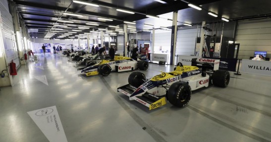 Historyczne bolidy F1 zespołu Williams w akcji na torze Silverstone